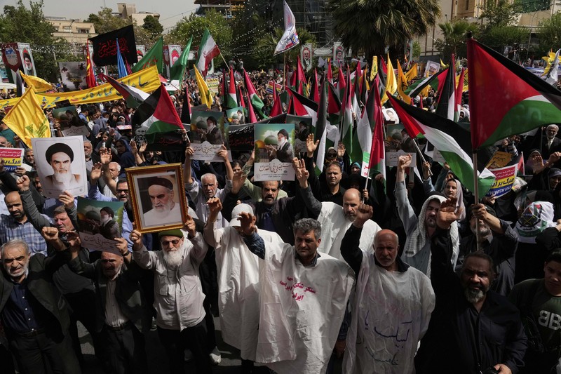 Ribuan warga Iran turun ke jalan untuk protes serangan Israel di Gaza, Rabu, 9 April 2025. (AP/Vahid Salemi)