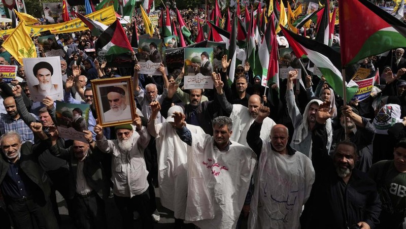 Ribuan warga Iran turun ke jalan untuk protes serangan Israel di Gaza, Rabu, 9 April 2025. (AP/Vahid Salemi)