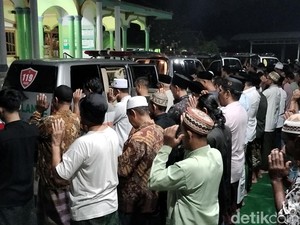7 Korban Laka Panther Disalatkan di Ambulans, Dimakamkan 1 Liang Lahad