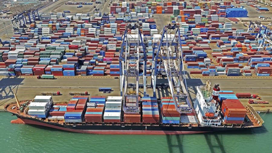 Sebuah kapal kargo terlihat di pelabuhan kontainer di kota Yantai di provinsi Shandong, China timur, Minggu, 30 Maret 2025. (Chinatopix Via AP) CHINA OUT