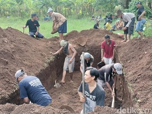 7 Korban Sekeluarga Laka Maut Panther Vs Bus Dimakamkan 1 Liang Lahad