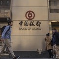 Seseorang berjalan melewati Bank of China U.S.A. Cabang New York, Rabu, 9 April 2025, di New York. (AP Photo/Yuki Iwamura)