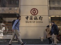 Seseorang berjalan melewati Bank of China U.S.A. Cabang New York, Rabu, 9 April 2025, di New York. (AP Photo/Yuki Iwamura)