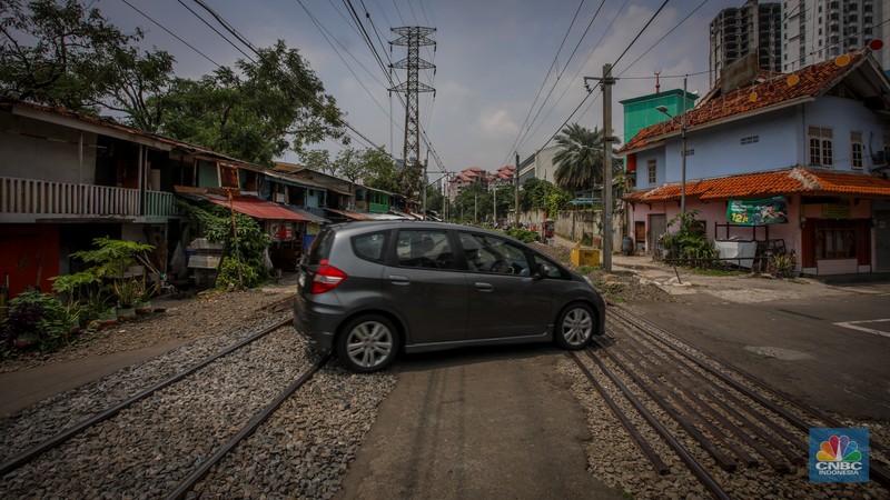 Suasana perlintasan kereta api tanpa palang pintu di Jalan Penjernihan 1, Tanah Abang, Jakarta, Kamis (10/4/2025). (CNBC Indonesia/Faisal Rahman) Suasana perlintasan kereta api tanpa palang pintu di Jalan Penjernihan 1, Tanah Abang, Jakarta, Kamis (10/4/2025). (CNBC Indonesia/Faisal Rahman)