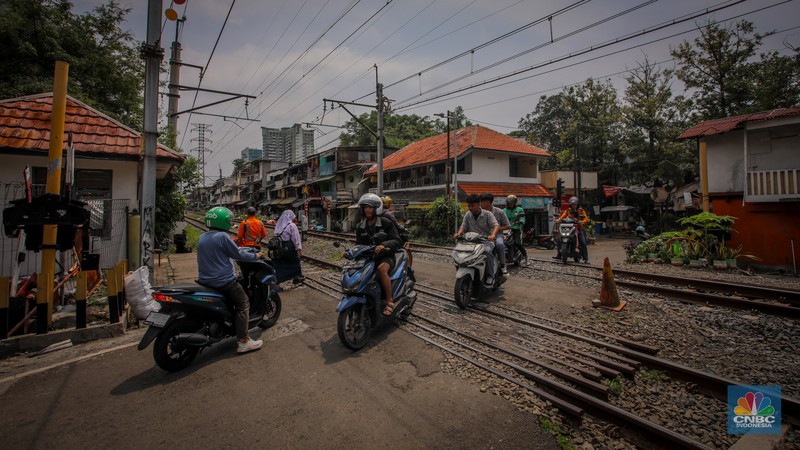 Suasana perlintasan kereta api tanpa palang pintu di Jalan Penjernihan 1, Tanah Abang, Jakarta, Kamis (10/4/2025). (CNBC Indonesia/Faisal Rahman) Suasana perlintasan kereta api tanpa palang pintu di Jalan Penjernihan 1, Tanah Abang, Jakarta, Kamis (10/4/2025). (CNBC Indonesia/Faisal Rahman)