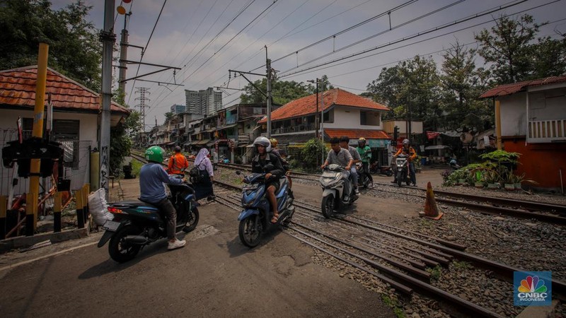 Suasana perlintasan kereta api tanpa palang pintu di Jalan Penjernihan 1, Tanah Abang, Jakarta, Kamis (10/4/2025). (CNBC Indonesia/Faisal Rahman)