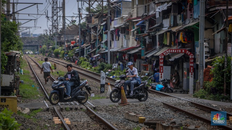 Suasana perlintasan kereta api tanpa palang pintu di Jalan Penjernihan 1, Tanah Abang, Jakarta, Kamis (10/4/2025). (CNBC Indonesia/Faisal Rahman) Suasana perlintasan kereta api tanpa palang pintu di Jalan Penjernihan 1, Tanah Abang, Jakarta, Kamis (10/4/2025). (CNBC Indonesia/Faisal Rahman)
