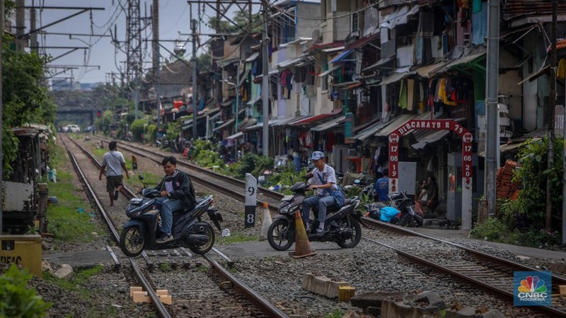Suasana perlintasan kereta api tanpa palang pintu di Jalan Penjernihan 1, Tanah Abang, Jakarta, Kamis (10/4/2025). (CNBC Indonesia/Faisal Rahman)