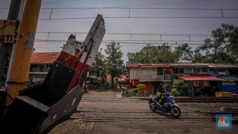 Suasana perlintasan kereta api tanpa palang pintu di Jalan Penjernihan 1, Tanah Abang, Jakarta, Kamis (10/4/2025). (CNBC Indonesia/Faisal Rahman)