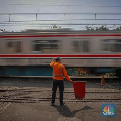 Palang Rusak Bukan Alasan! Sembarang Nyeberang Rel, Hancur Ditabrak KA