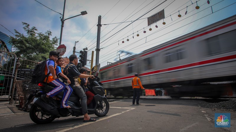 Suasana perlintasan kereta api tanpa palang pintu di Jalan Penjernihan 1, Tanah Abang, Jakarta, Kamis (10/4/2025). (CNBC Indonesia/Faisal Rahman)