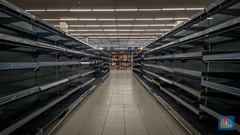 Suasana toko ritel Lulu Hypermarket di kawasan Cakung, Jakarta, Kamis (10/4/2025). Sejak beberapa waktu lalu terdengar kabar Lulu Hypermarket segera tutup. Suasana toko ritel Lulu Hypermarket di kawasan Cakung, Jakarta, Kamis (10/4/2025). Sejak beberapa waktu lalu terdengar kabar Lulu Hypermarket segera tutup. (CNBC Indonesia/Faisal Rahman)