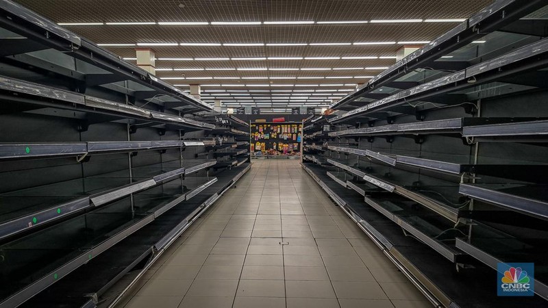 Suasana toko ritel Lulu Hypermarket di kawasan Cakung, Jakarta, Kamis (10/4/2025). Sejak beberapa waktu lalu terdengar kabar Lulu Hypermarket segera tutup. (CNBC Indonesia/Faisal Rahman)