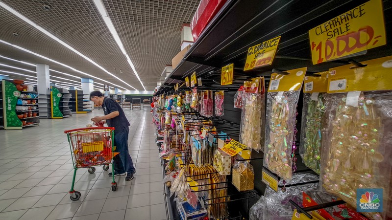 Suasana toko ritel Lulu Hypermarket di kawasan Cakung, Jakarta, Kamis (10/4/2025). Sejak beberapa waktu lalu terdengar kabar Lulu Hypermarket segera tutup. Suasana toko ritel Lulu Hypermarket di kawasan Cakung, Jakarta, Kamis (10/4/2025). Sejak beberapa waktu lalu terdengar kabar Lulu Hypermarket segera tutup. (CNBC Indonesia/Faisal Rahman)