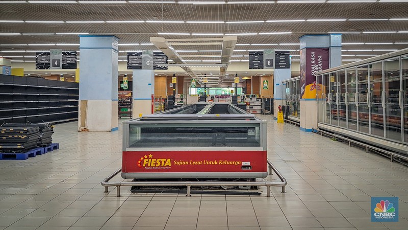Suasana toko ritel Lulu Hypermarket di kawasan Cakung, Jakarta, Kamis (10/4/2025). Sejak beberapa waktu lalu terdengar kabar Lulu Hypermarket segera tutup. Suasana toko ritel Lulu Hypermarket di kawasan Cakung, Jakarta, Kamis (10/4/2025). Sejak beberapa waktu lalu terdengar kabar Lulu Hypermarket segera tutup. (CNBC Indonesia/Faisal Rahman)