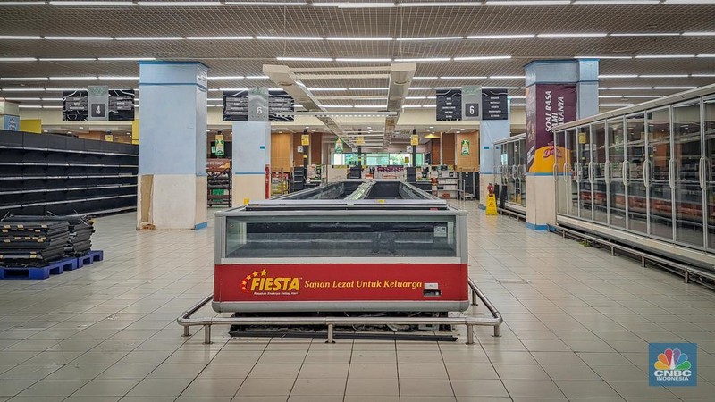 Suasana toko ritel Lulu Hypermarket di kawasan Cakung, Jakarta, Kamis (10/4/2025). Sejak beberapa waktu lalu terdengar kabar Lulu Hypermarket segera tutup. (CNBC Indonesia/Faisal Rahman)