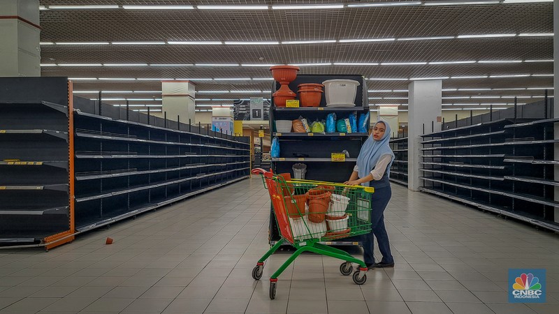 Suasana toko ritel Lulu Hypermarket di kawasan Cakung, Jakarta, Kamis (10/4/2025). Sejak beberapa waktu lalu terdengar kabar Lulu Hypermarket segera tutup. Suasana toko ritel Lulu Hypermarket di kawasan Cakung, Jakarta, Kamis (10/4/2025). Sejak beberapa waktu lalu terdengar kabar Lulu Hypermarket segera tutup. (CNBC Indonesia/Faisal Rahman)