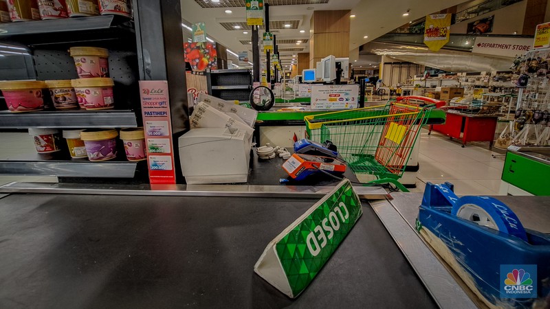 Suasana toko ritel Lulu Hypermarket di kawasan Cakung, Jakarta, Kamis (10/4/2025). Sejak beberapa waktu lalu terdengar kabar Lulu Hypermarket segera tutup. (CNBC Indonesia/Faisal Rahman)