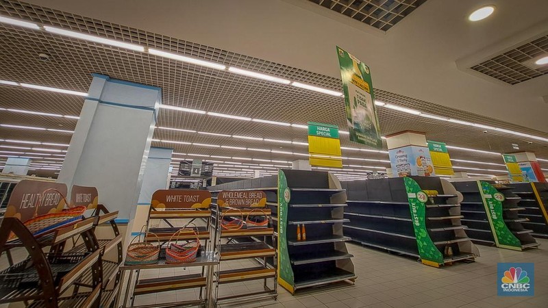 Suasana toko ritel Lulu Hypermarket di kawasan Cakung, Jakarta, Kamis (10/4/2025). Sejak beberapa waktu lalu terdengar kabar Lulu Hypermarket segera tutup. (CNBC Indonesia/Faisal Rahman)