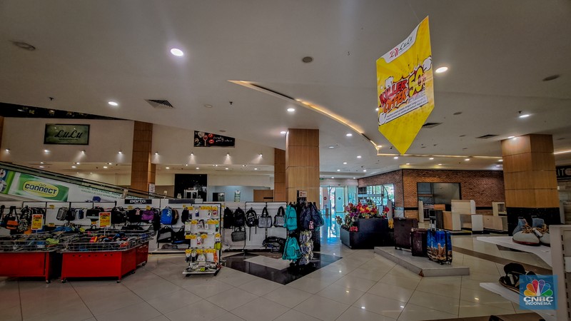 Suasana toko ritel Lulu Hypermarket di kawasan Cakung, Jakarta, Kamis (10/4/2025). Sejak beberapa waktu lalu terdengar kabar Lulu Hypermarket segera tutup. Suasana toko ritel Lulu Hypermarket di kawasan Cakung, Jakarta, Kamis (10/4/2025). Sejak beberapa waktu lalu terdengar kabar Lulu Hypermarket segera tutup. (CNBC Indonesia/Faisal Rahman)