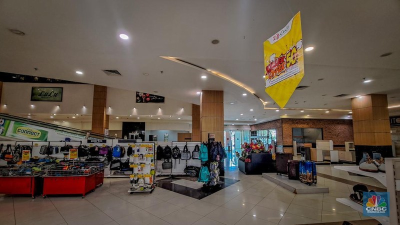 Suasana toko ritel Lulu Hypermarket di kawasan Cakung, Jakarta, Kamis (10/4/2025). Sejak beberapa waktu lalu terdengar kabar Lulu Hypermarket segera tutup. (CNBC Indonesia/Faisal Rahman)