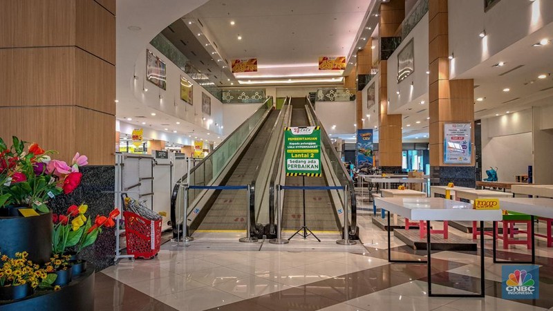 Suasana toko ritel Lulu Hypermarket di kawasan Cakung, Jakarta, Kamis (10/4/2025). Sejak beberapa waktu lalu terdengar kabar Lulu Hypermarket segera tutup. (CNBC Indonesia/Faisal Rahman)