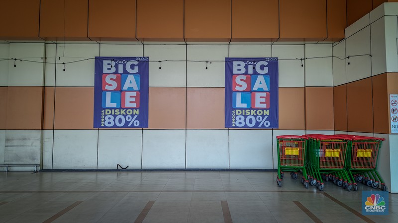 Suasana toko ritel Lulu Hypermarket di kawasan Cakung, Jakarta, Kamis (10/4/2025). Sejak beberapa waktu lalu terdengar kabar Lulu Hypermarket segera tutup. Suasana toko ritel Lulu Hypermarket di kawasan Cakung, Jakarta, Kamis (10/4/2025). Sejak beberapa waktu lalu terdengar kabar Lulu Hypermarket segera tutup. (CNBC Indonesia/Faisal Rahman)