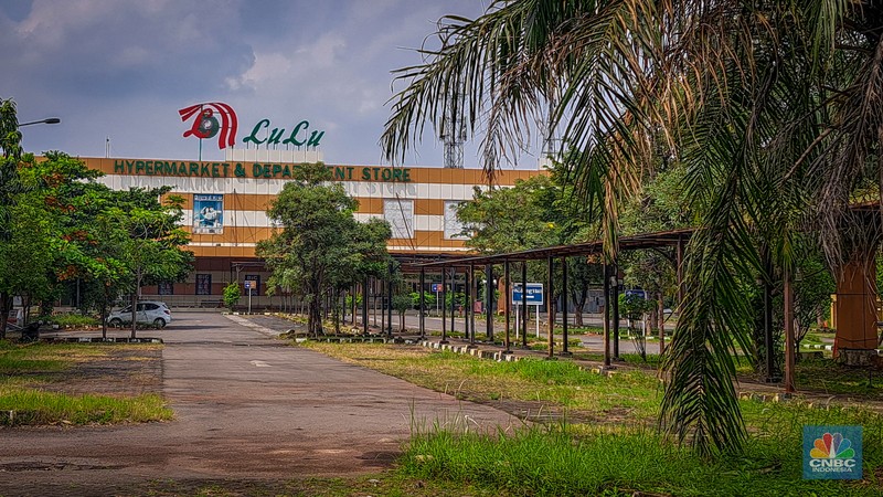 Suasana toko ritel Lulu Hypermarket di kawasan Cakung, Jakarta, Kamis (10/4/2025). Sejak beberapa waktu lalu terdengar kabar Lulu Hypermarket segera tutup. Suasana toko ritel Lulu Hypermarket di kawasan Cakung, Jakarta, Kamis (10/4/2025). Sejak beberapa waktu lalu terdengar kabar Lulu Hypermarket segera tutup. (CNBC Indonesia/Faisal Rahman)
