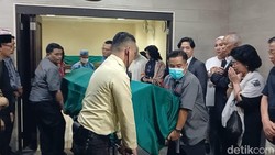 Jenazah Titiek Puspa Dibawa ke Wisma Puspa