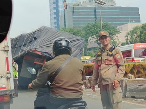 Truk Patah As Halangi Busway di MT Haryono Arah Semanggi, Lalin Macet