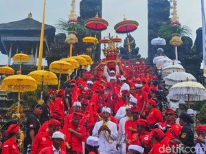 Ribuan Umat Hindu Ikuti Melasti Jelang Karya IBTK di Besakih
