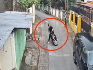 Pemotor di Makassar Jatuh di Jalan Keramik, Warga Minta Diganti Paving Block