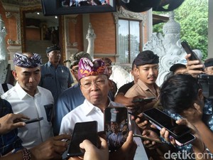 Penegasan Koster ke Pengusaha yang Keberatan Air Kemasan Plastik Dilarang