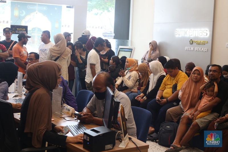 Pelanggan memadati Butik Emas Antam di Pulogadung, Jakarta, Kamis (10/4/2025). Pelanggan memadati Butik Emas Antam di Pulogadung, Jakarta, Kamis (10/4/2025). (CNBC Indonesia/Faisal Rahman)