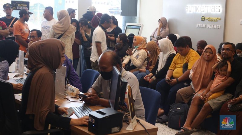 Pelanggan memadati Butik Emas Antam di Pulogadung, Jakarta, Kamis (10/4/2025). (CNBC Indonesia/Faisal Rahman)