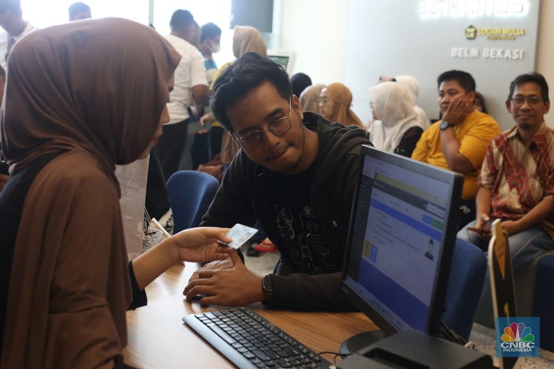 Antrean panjang pembeli terlihat mengular di depan Butik Emas LM di Bekasi, Jawa Barat, Jumat (11/4/2025). (CNBC Indonesia/Tias Budiarto)