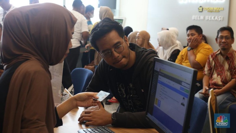 Antrean panjang pembeli terlihat mengular di depan Butik Emas LM di Bekasi, Jawa Barat, Jumat (11/4/2025). (CNBC Indonesia/Tias Budiarto)