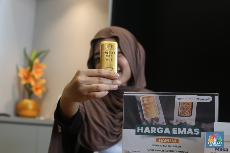 Antrean panjang pembeli terlihat mengular di depan Butik Emas LM di Bekasi, Jawa Barat, Jumat (11/4/2025). (CNBC Indonesia/Tias Budiarto)