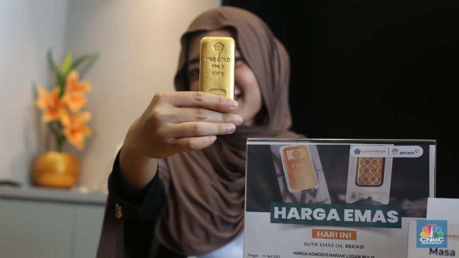 Antrean panjang pembeli terlihat mengular di depan Butik Emas LM di Bekasi, Jawa Barat, Jumat (11/4/2025). (²©²ÊÍøÕ¾/Tias Budiarto)