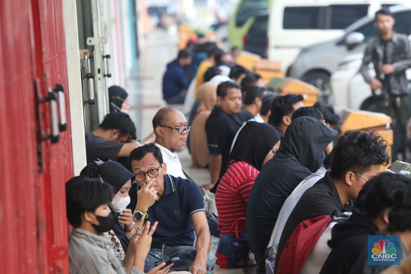 Pelanggan memadati Butik Emas Antam di Pulogadung, Jakarta, Kamis (10/4/2025). Pelanggan memadati Butik Emas Antam di Pulogadung, Jakarta, Kamis (10/4/2025). (CNBC Indonesia/Faisal Rahman)