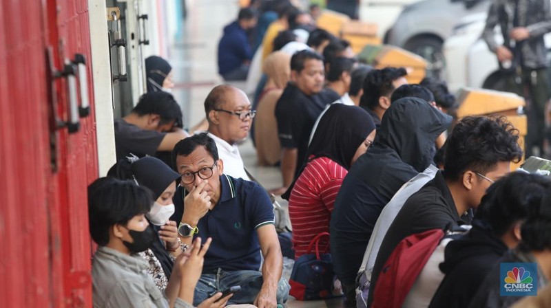 Pelanggan memadati Butik Emas Antam di Pulogadung, Jakarta, Kamis (10/4/2025). (CNBC Indonesia/Faisal Rahman)