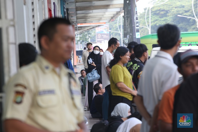 Antrean panjang pembeli terlihat mengular di depan Butik Emas LM di Bekasi, Jawa Barat, Jumat (11/4/2025). (CNBC Indonesia/Tias Budiarto)