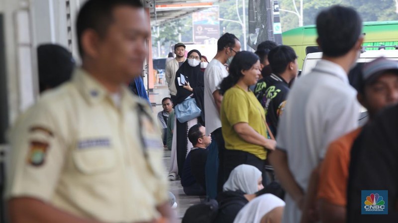Antrean panjang pembeli terlihat mengular di depan Butik Emas LM di Bekasi, Jawa Barat, Jumat (11/4/2025). (CNBC Indonesia/Tias Budiarto)