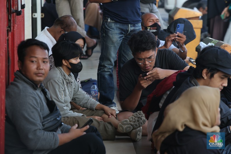 Antrean panjang pembeli terlihat mengular di depan Butik Emas LM di Bekasi, Jawa Barat, Jumat (11/4/2025). (CNBC Indonesia/Tias Budiarto)