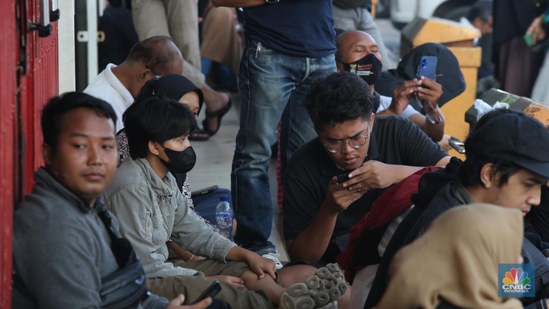 Antrean panjang pembeli terlihat mengular di depan Butik Emas LM di Bekasi, Jawa Barat, Jumat (11/4/2025). (CNBC Indonesia/Tias Budiarto)