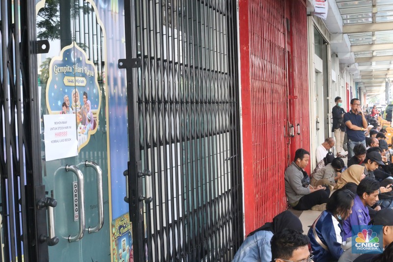 Antrean panjang pembeli terlihat mengular di depan Butik Emas LM di Bekasi, Jawa Barat, Jumat (11/4/2025). (CNBC Indonesia/Tias Budiarto)