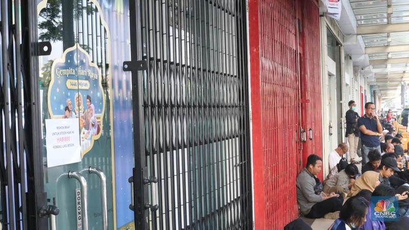 Antrean panjang pembeli terlihat mengular di depan Butik Emas LM di Bekasi, Jawa Barat, Jumat (11/4/2025). (CNBC Indonesia/Tias Budiarto)