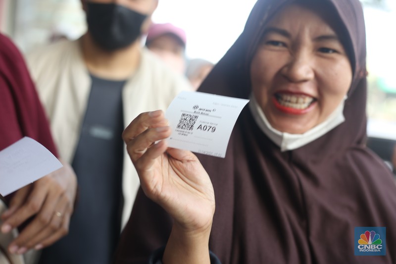 Antrean panjang pembeli terlihat mengular di depan Butik Emas LM di Bekasi, Jawa Barat, Jumat (11/4/2025). (CNBC Indonesia/Tias Budiarto)