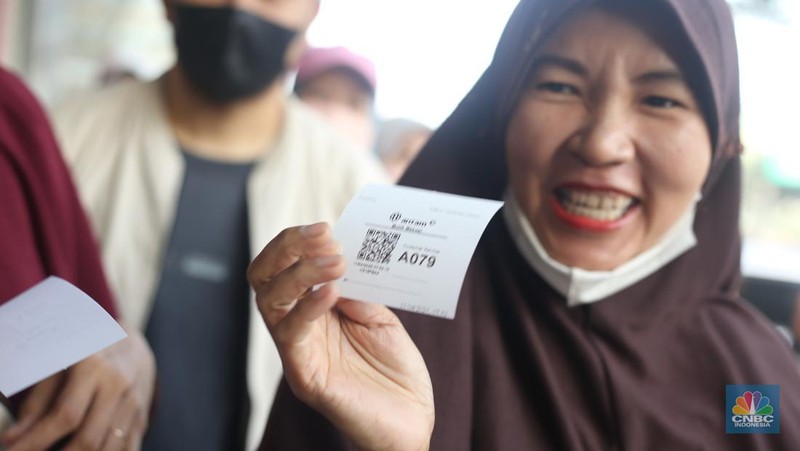 Antrean panjang pembeli terlihat mengular di depan Butik Emas LM di Bekasi, Jawa Barat, Jumat (11/4/2025). (CNBC Indonesia/Tias Budiarto)