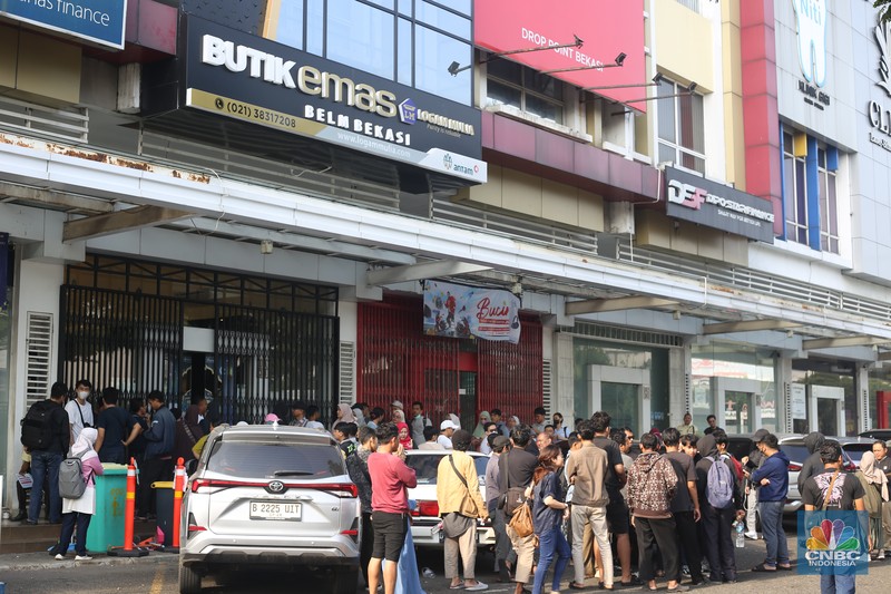 Pelanggan memadati Butik Emas Antam di Pulogadung, Jakarta, Kamis (10/4/2025). (CNBC Indonesia/Faisal Rahman)